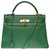 Seltene Hermès Kelly 32 zurückgegebener Schultergurt in grünem Courchevel, vergoldete Metallverkleidung Leder  ref.265742