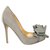 Badgley Mischka Escarpins gris avec accent de fleurs  ref.320549