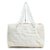 Chanel Gesteppte Strandtasche mit Kette in gebrochenem Weiß  ref.326353