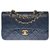 Die begehrte Chanel Timeless Tasche 23cm mit gefütterter Klappe aus dunkelblauem gestepptem Lammfell, garniture en métal doré Marineblau Leder  ref.332934