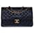 Hervorragende Chanel Timeless Medium Handtasche 25cm mit gefütterter Klappe aus dunkelblauem gestepptem Lammfell, goldene Metallblende Marineblau Leder  ref.366640