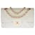 Die begehrte Chanel Timeless Tasche 23cm mit gefütterter Klappe aus weißem gestepptem Lammfell, garniture en métal doré Leder  ref.433408