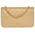 Timeless Linda bolsa Chanel Classique com aba cheia em pele de cordeiro acolchoada bege, garniture en métal doré Couro  ref.474208
