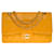 Le très convoité sac à main Chanel Timeless/Classique medium 25cm en cuir matelassé jaune bouton d’or, garniture en métal doré  ref.521130
