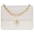 Timeless Linda bolsa Chanel Classic com aba em couro acolchoado branco, garniture en métal doré Pele de cordeiro  ref.563223