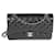Bolso con solapa con forro clásico mediano de piel de cordero acolchada negra de Chanel Negro Cuero  ref.637137