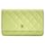 Wallet On Chain Carteira clássica Chanel em corrente Verde claro Couro  ref.748359