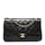 Chanel Mittelgroße klassische gefütterte Überschlagtasche Schwarz Leder  ref.971573