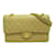 Chanel Mittelgroße klassische gefütterte Überschlagtasche Beige Leder  ref.1193521