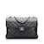 Bolsa de ombro com aba preta Chanel média clássica forrada de pele de cordeiro Preto Couro  ref.1213529