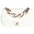 Timeless Weiße Chanel-Tasche aus gestepptem Lammleder mit eleganter Kettenklappe  ref.1216341