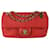 Rote Chanel-Umhängetasche Surpique mit Überschlag aus genarbtem Kalbsleder mit gestepptem Chevron-Medaillon-Anhänger  ref.1293134