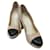 Zapatos de tacón Chanel en color nude con puntera de cuero negro y placa de metal con logo, talla 39,5EU. Beige  ref.1301589
