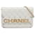 Wallet On Chain Carteira Chanel Branca com Aba Acorrentada em Bolsa Crossbody com Corrente Branco Couro  ref.1306274