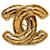 Broche acolchoado Chanel CC dourado Metal  ref.1313372