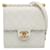 Solapa de perlas elegantes pequeñas de piel de cordero blanca Chanel Blanco Cuero Becerro  ref.1321531