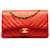 Chanel Rote mittelgroße Klappe mit Chevron-Muster und Lammfellfutter Leder  ref.1336535