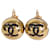 Pendientes de clip con botón CC dorado de Chanel Metal Chapado en oro  ref.1369563