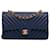 Marineblaue Chanel-Schultertasche mit Klappe, mittelgroß, mit Chevron-Muster und Lammlederfutter  ref.1388952