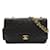 Bolso de hombro con solapa y forro de piel de cordero clásico mediano Chanel negro Cuero  ref.1391643