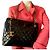Mademoiselle Bolso de hombro de cuero charol con acolchado de diamante y colgante de medallón CC de CHANEL. Negro - vista 12