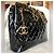 Mademoiselle Bolso de hombro de cuero charol con acolchado de diamante y colgante de medallón CC de CHANEL. Negro - vista 5