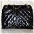Mademoiselle Bolso de hombro de cuero charol con acolchado de diamante y colgante de medallón CC de CHANEL. Negro - vista 7