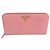 Cartera larga de cuero rosa Prada