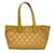 Sac fourre-tout en cuir beige Chanel avec pochette  ref.1470400