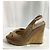 Stuart Weitzman Décolleté con tacco a cuneo e punta aperta in suede marrone - vista 13