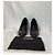 Timeless Schwarze Leder-Pumps mit CC-Kettendetail von Chanel - Ansicht 9