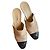 Chanel-Pumps in den ikonischen Farben der Marke Beige