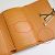 Cartera compacta tri-fold Capucines de Louis Vuitton Dorado Naranja Amarillo - vista 6