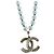 Sautoir Chanel en perles blanches et vertes avec pendentif CC Doré