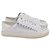 Tênis baixos conversíveis Goldie Shine em couro branco da Stuart Weitzman Cru