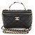 Vanity Chanel Schminktasche mit Obergriff aus schwarzem Lammleder und Kamelienblüte (eingebauter Chip)