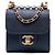 Clutch Vertical Chic Mini Azul em Couro de Cabra Matelassê Chanel com Corrente e Pérolas Azul marinho