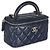 Vanity Beauty Case Chanel Navy in Agnello Trapuntato con Manico e Catena Blu - vista 4