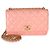 Wallet On Chain Cartera con cadena Chanel en piel de cordero acolchada rosa iridiscente CC