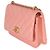 Wallet On Chain Cartera con cadena Chanel en piel de cordero acolchada rosa iridiscente CC - vista 3