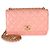 Wallet On Chain Cartera con cadena Chanel en piel de cordero acolchada rosa iridiscente CC - vista 8