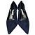 Scarpin de bico fino com recortes Manolo Blahnik em camurça azul marinho - vista 2