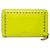 Cartera Rockstud de cuero amarillo Valentino