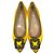 Décolleté basse Manolo Blahnik Jewel Buckle in raso giallo - vista 6