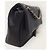 Chanel Borsa a tracolla con patta a catena con medaglia in pelle di vitello chevron nera e oro Serie Medium Nero - vista 3