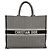 Dior Große Book Tote Bag mit schwarz-weißem Hahnentritt-Stickmuster