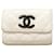 Cartera tríptico Chanel en blanco