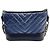 Borsa a tracolla Chanel Gabrielle de Small Hobo V-stitch Chevron in pelle di vitello Nero Blu navy - vista 2