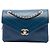 Borsa a tracolla Chanel Small Chevron in agnello blu con chiusura a bustina e cuciture
