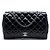 Clutch de aba acolchoada em verniz preto Chanel CC com alça de corrente